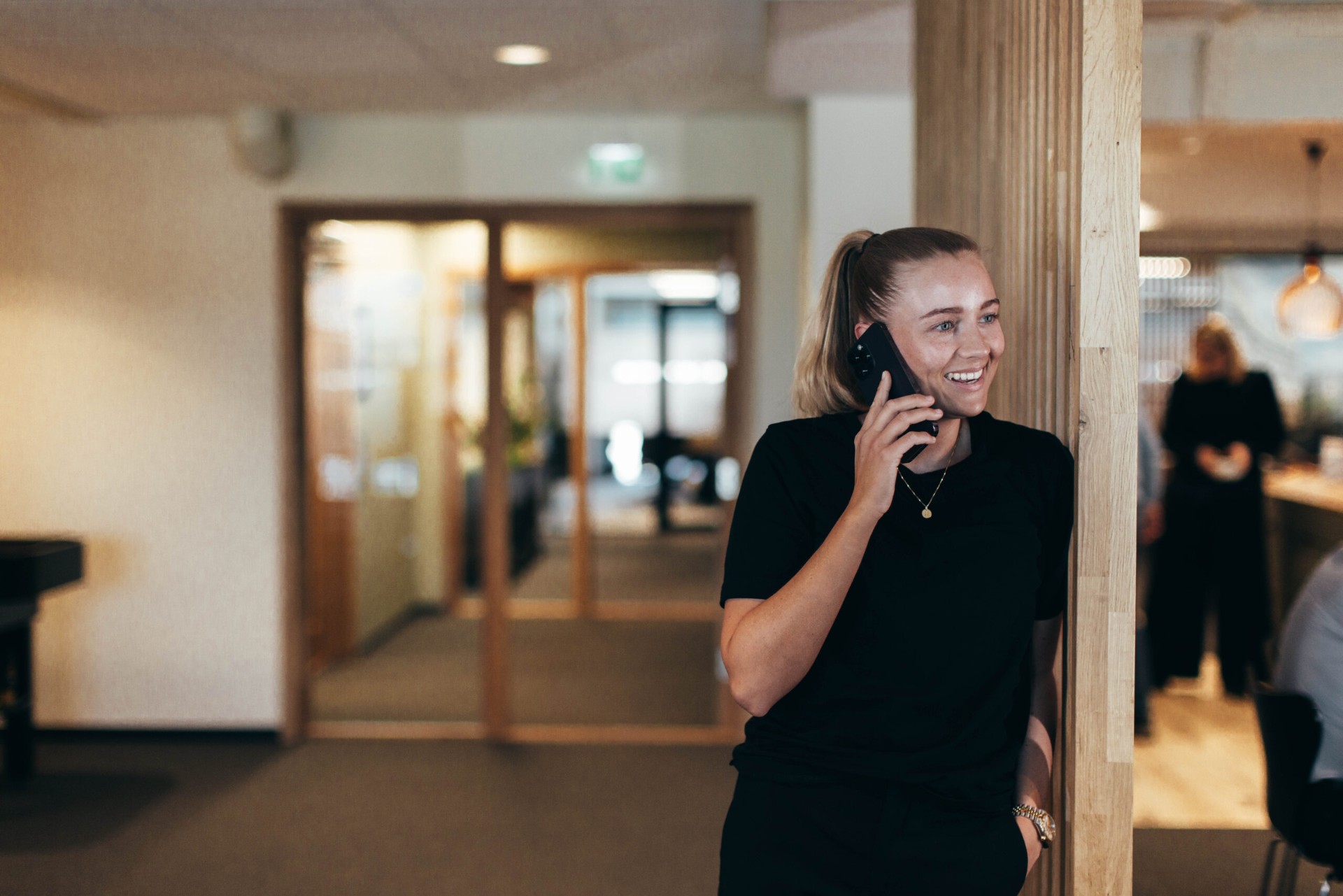 Person som haller kreditkort